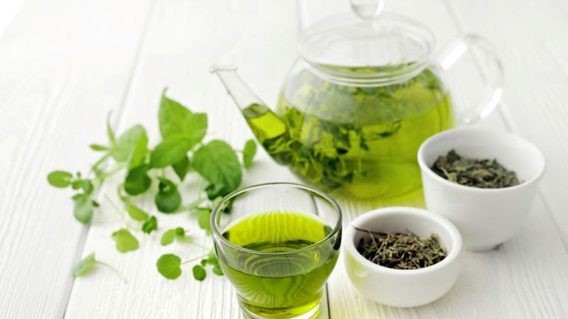 Phụ nữ uống trà xanh