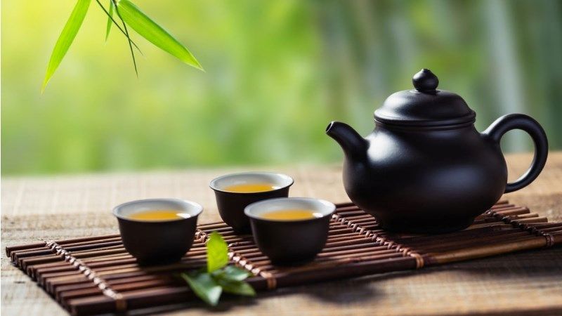 Phụ nữ uống trà xanh